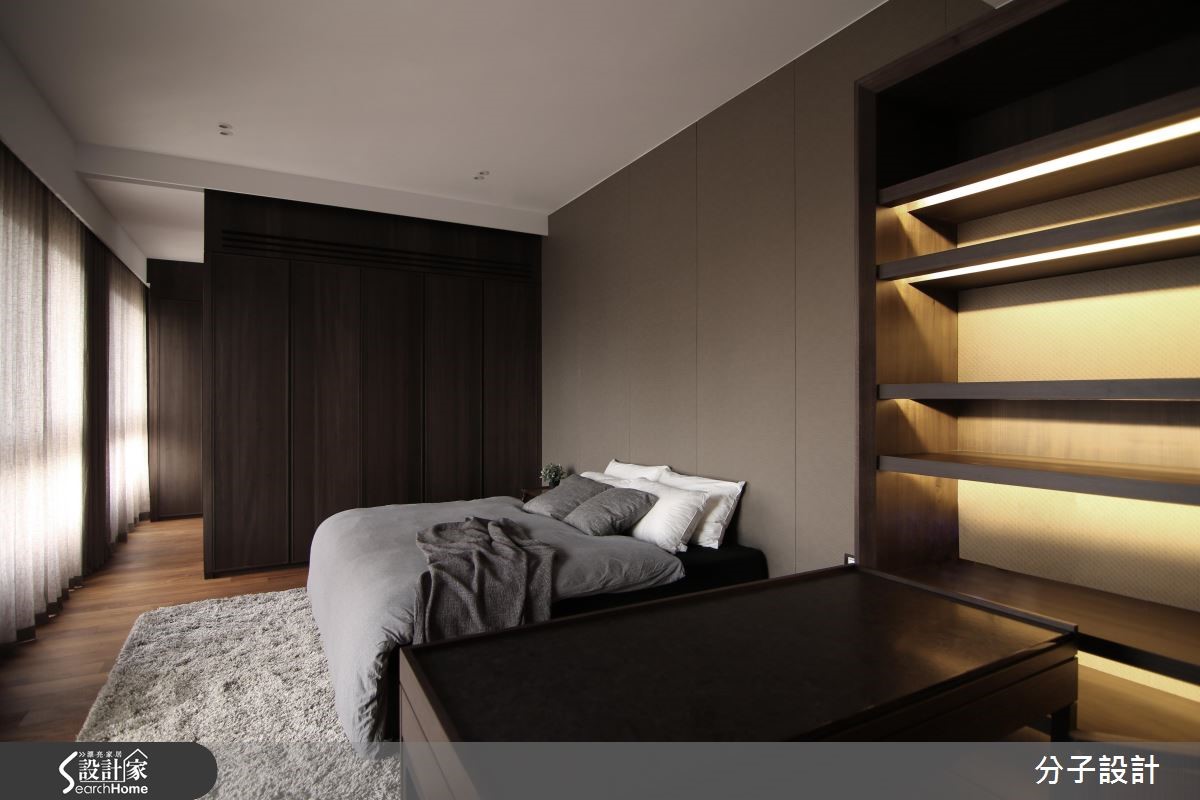 設計師以大量木元素與石材井然有序的鋪排在 85 坪空間